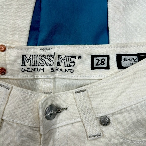Size 28 Miss Me white flare jeans with rhinestones new with tags - Picture 4 of 6